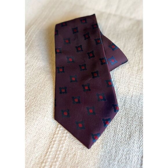 Golden Clasp Tie - Picture 1 of 3
